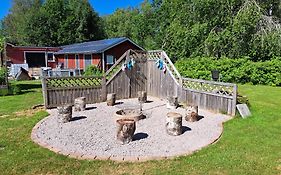 Gula Huset, Lakene Ostgard